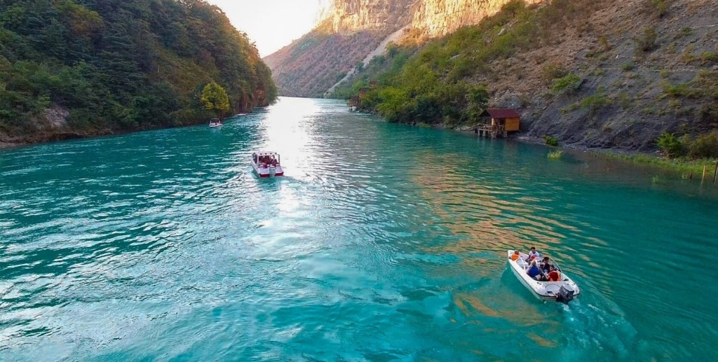 Катера на бирюзовых водах Сулакского каньона